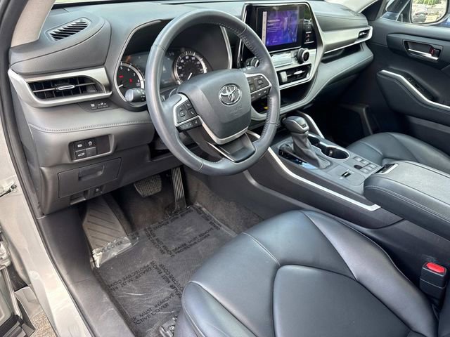 Used 2024 Toyota Highlander XLE FWD image 25