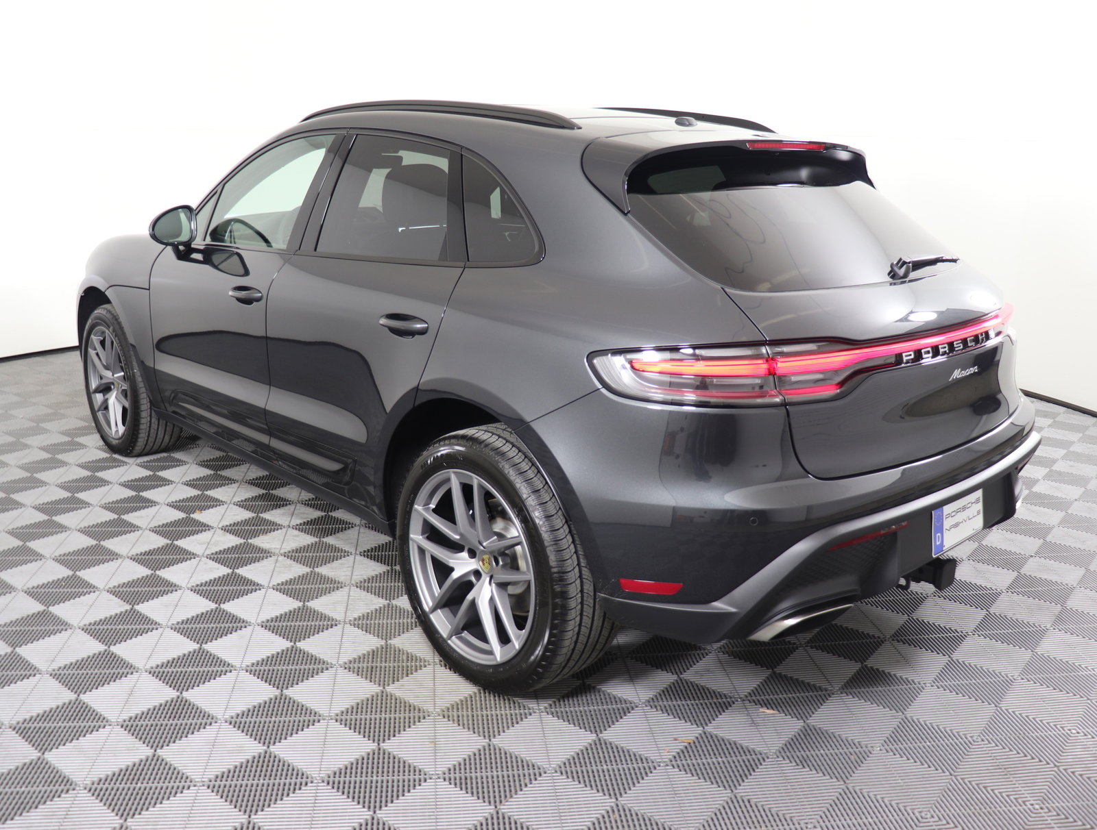 Used 2025 Porsche Macan image 3