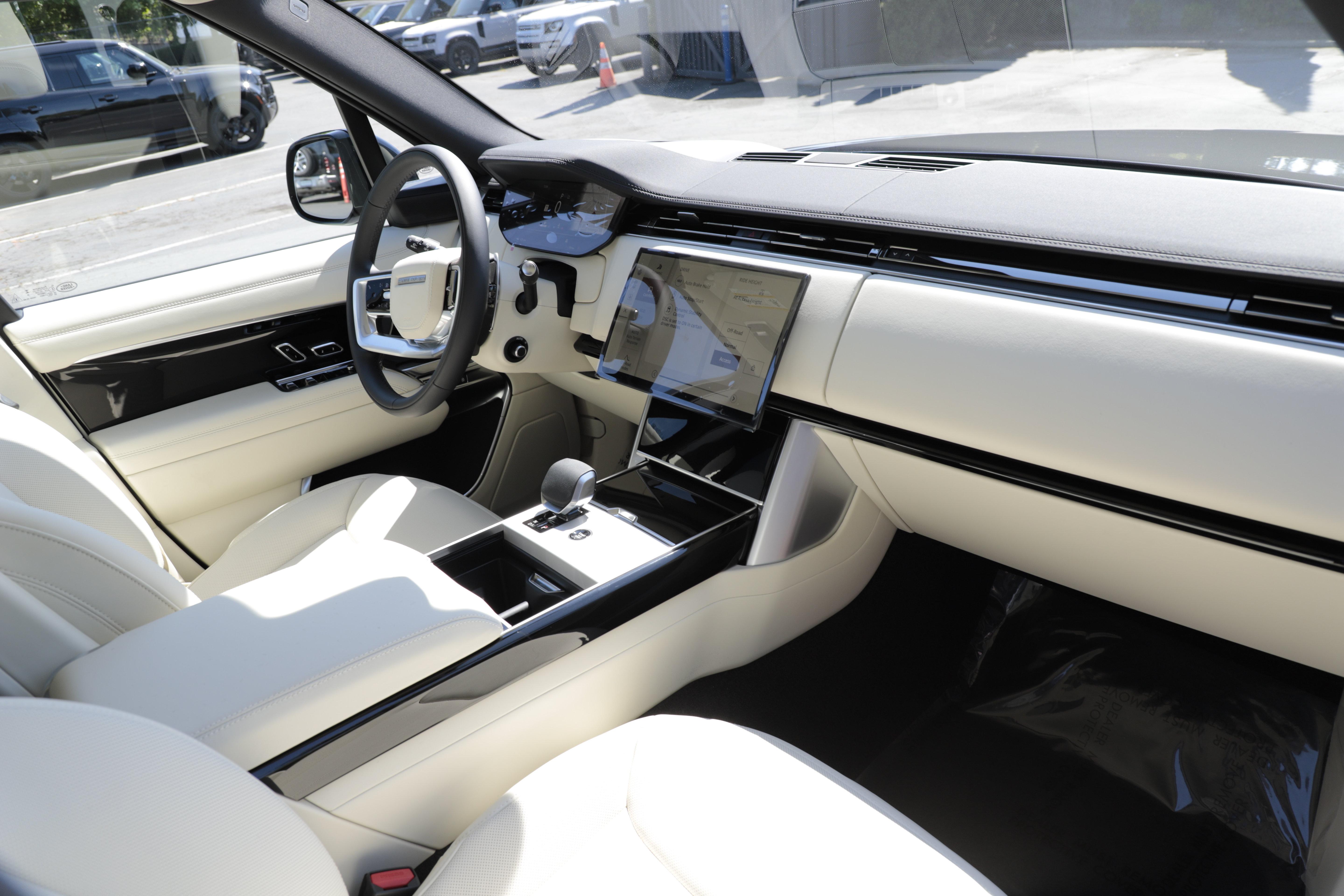 New 2026 Land Rover Range Rover Long Wheelbase SE AWD/4WD image 9