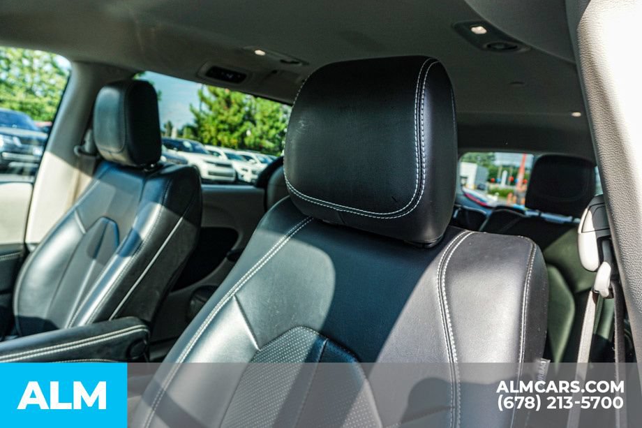 Used 2023 Chrysler Pacifica Touring-L FWD image 17