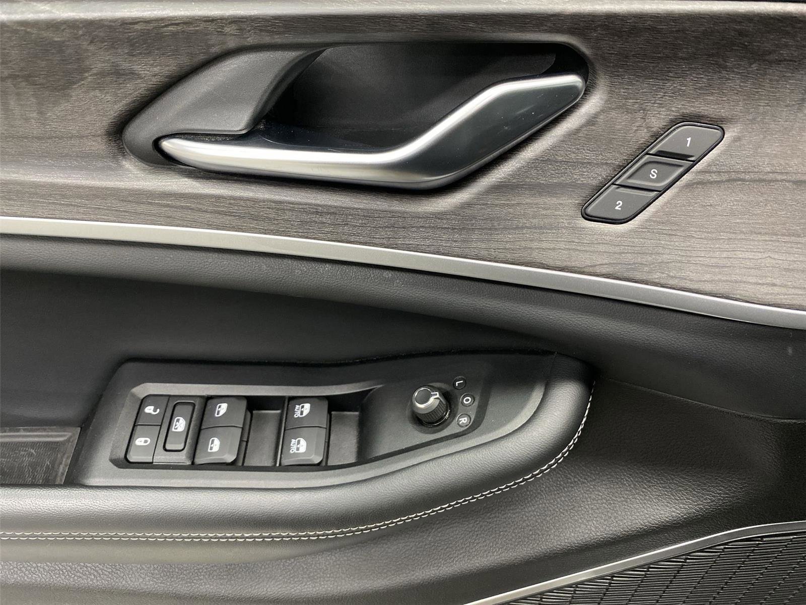 Used 2022 Jeep Grand Cherokee Limited 4xe w/ Luxury Tech Group II image 19