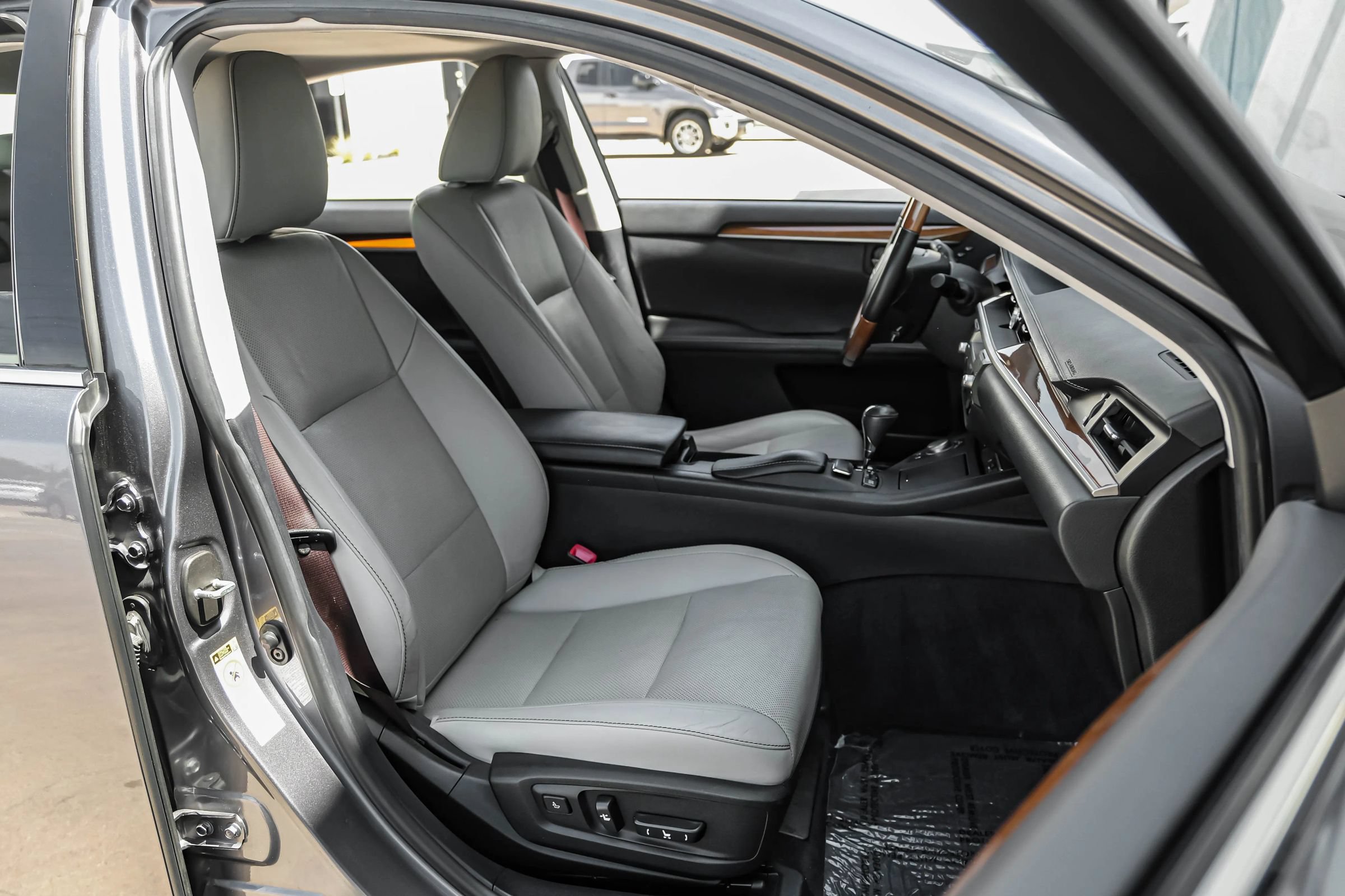 Used 2014 Lexus ES 300h w/ Luxury Package w/Bamboo Trim FWD image 31