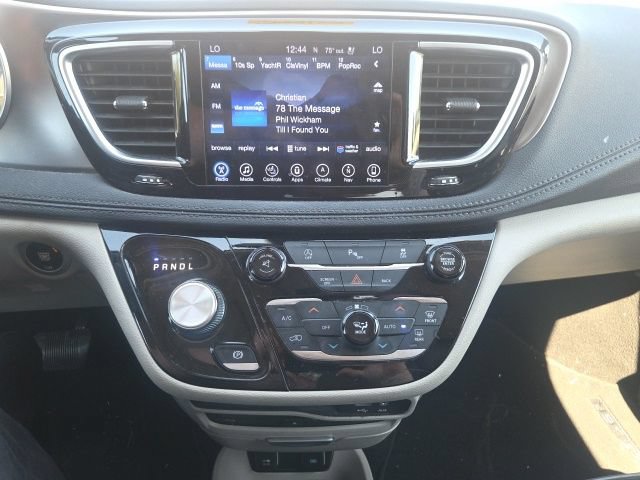 Used 2017 Chrysler Pacifica Limited w/ UConnect Theater Package FWD image 31