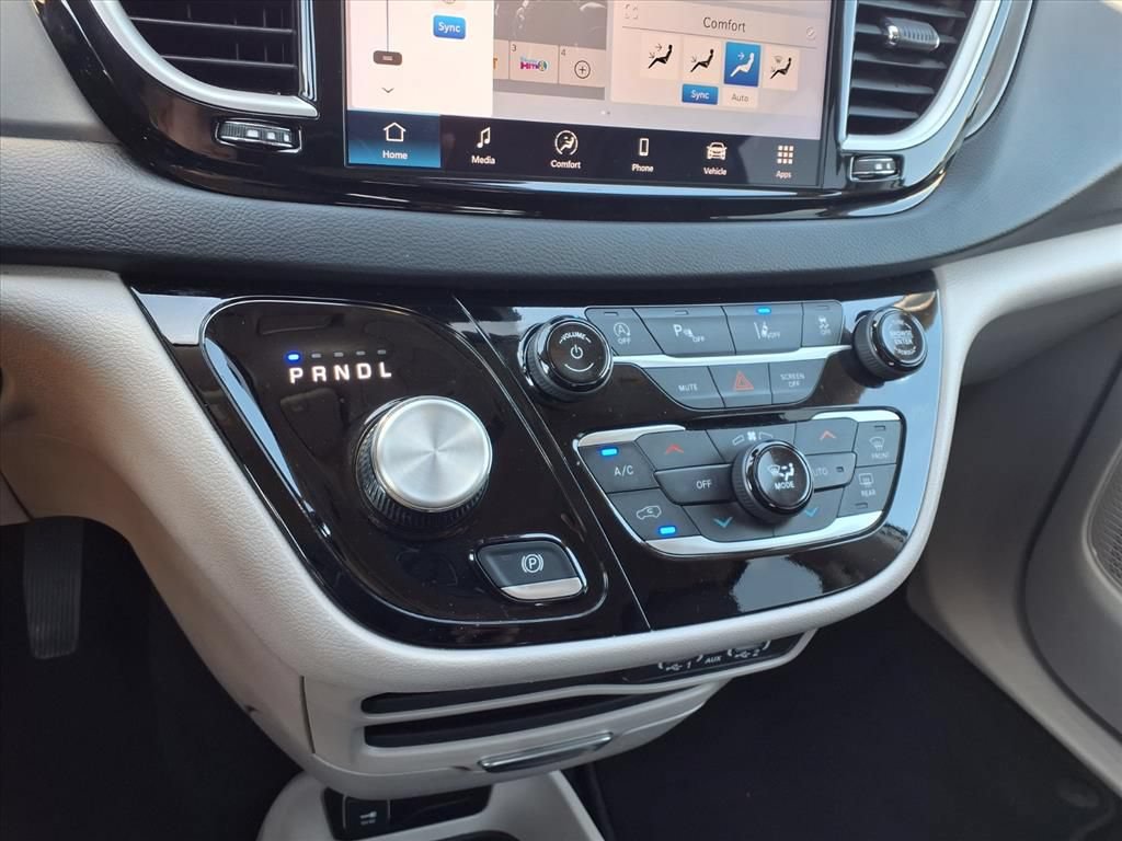 Used 2024 Chrysler Pacifica Touring-L FWD image 11