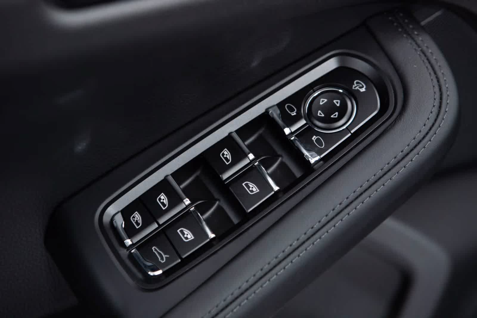 Certified 2026 Porsche Macan AWD/4WD image 26