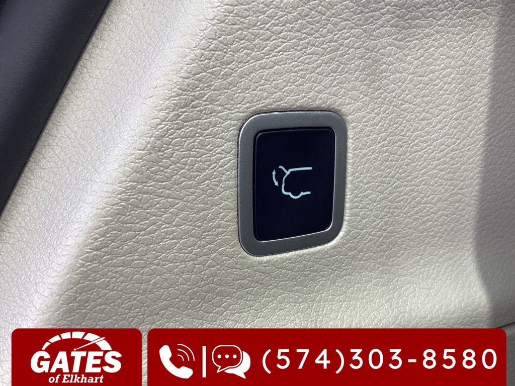Used 2023 Chrysler Pacifica Touring-L FWD image 11