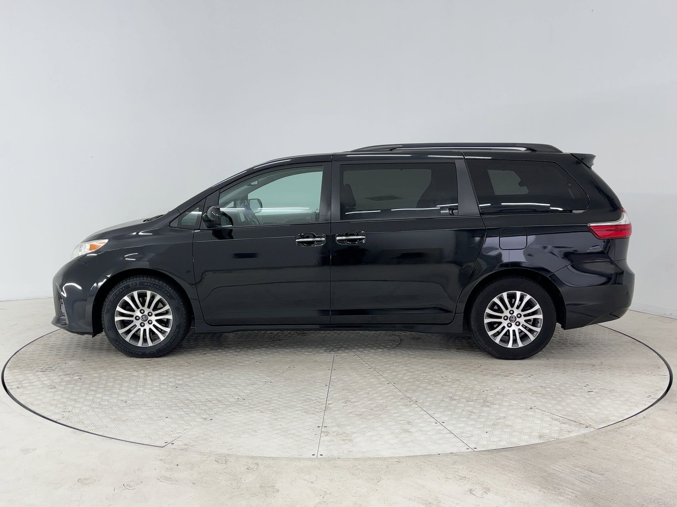 Used 2019 Toyota Sienna XLE image 2