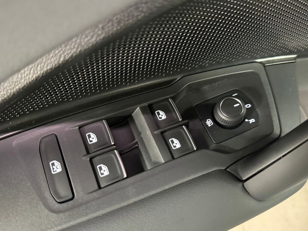 Certified 2025 Volkswagen Tiguan SE R-Line AWD/4WD image 22