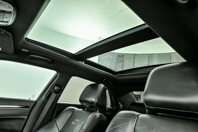 Used 2018 Chrysler 300 S w/ 300S Premium Group RWD image 19