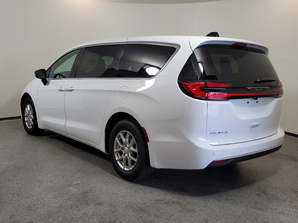 New 2027 Chrysler Pacifica Select FWD image 5