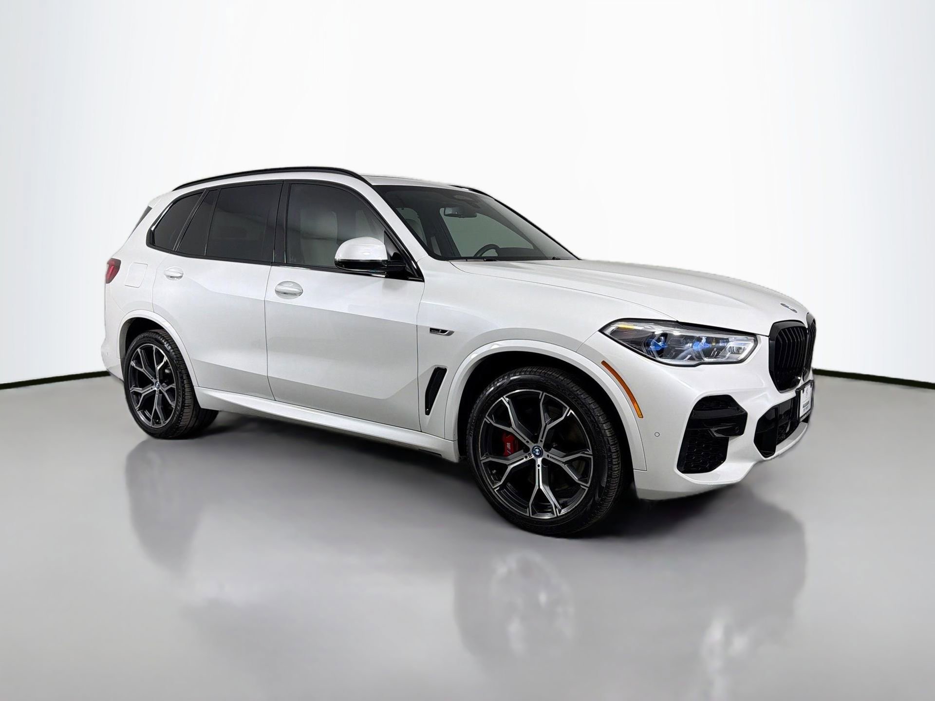 Used 2022 BMW X5 xDrive45e w/ M Sport Package image 4