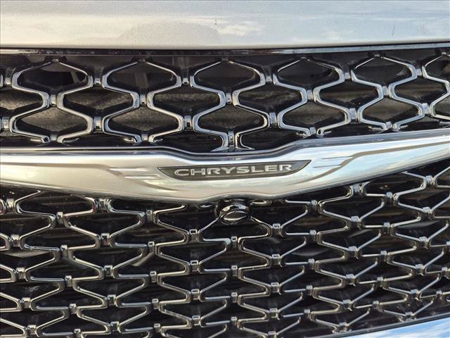 Used 2021 Chrysler Pacifica Touring w/ Cold Weather Group FWD image 26