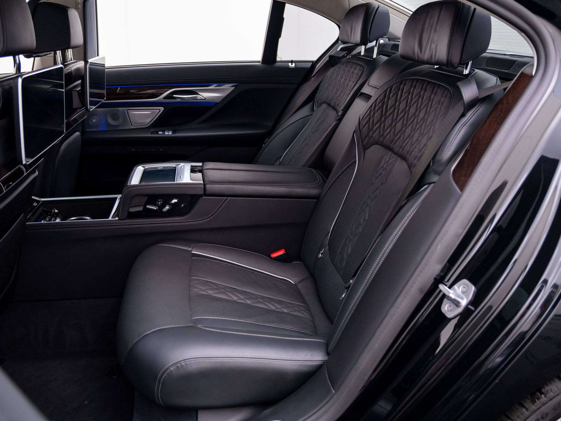 Used 2022 BMW M760i xDrive image 21