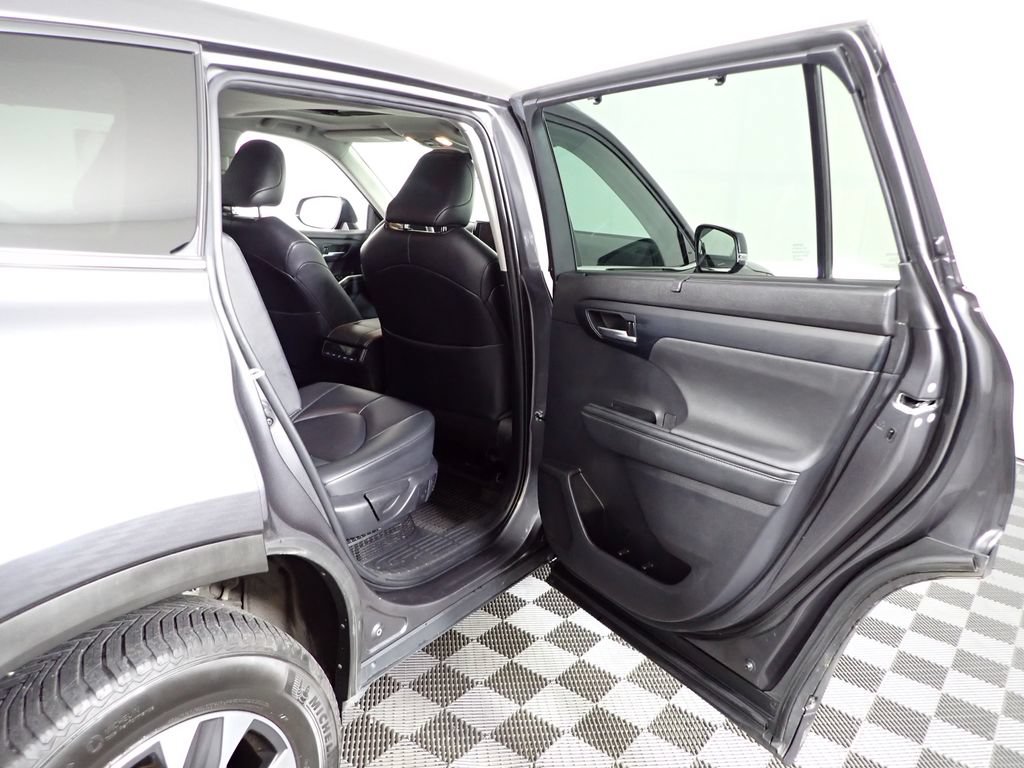 Used 2023 Toyota Highlander XLE AWD/4WD image 34