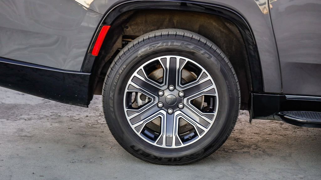 Certified 2024 Jeep Wagoneer L Series II w/ Flexible Seating Group image 12