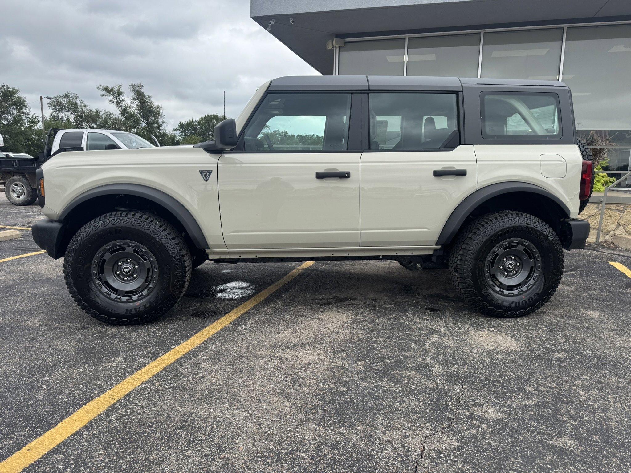 New 2025 Ford Bronco 4-Door image 2