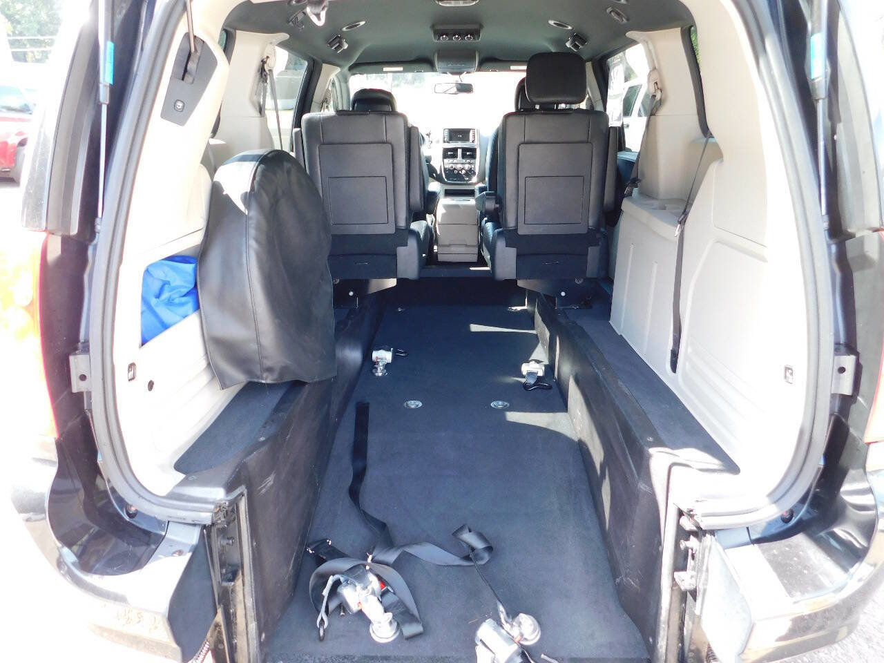 Used 2017 Dodge Grand Caravan SXT image 5