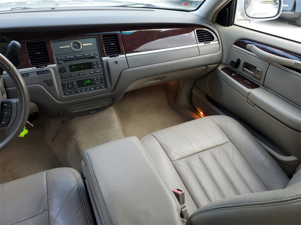 Used 2007 Lincoln Town Car Signature image 15