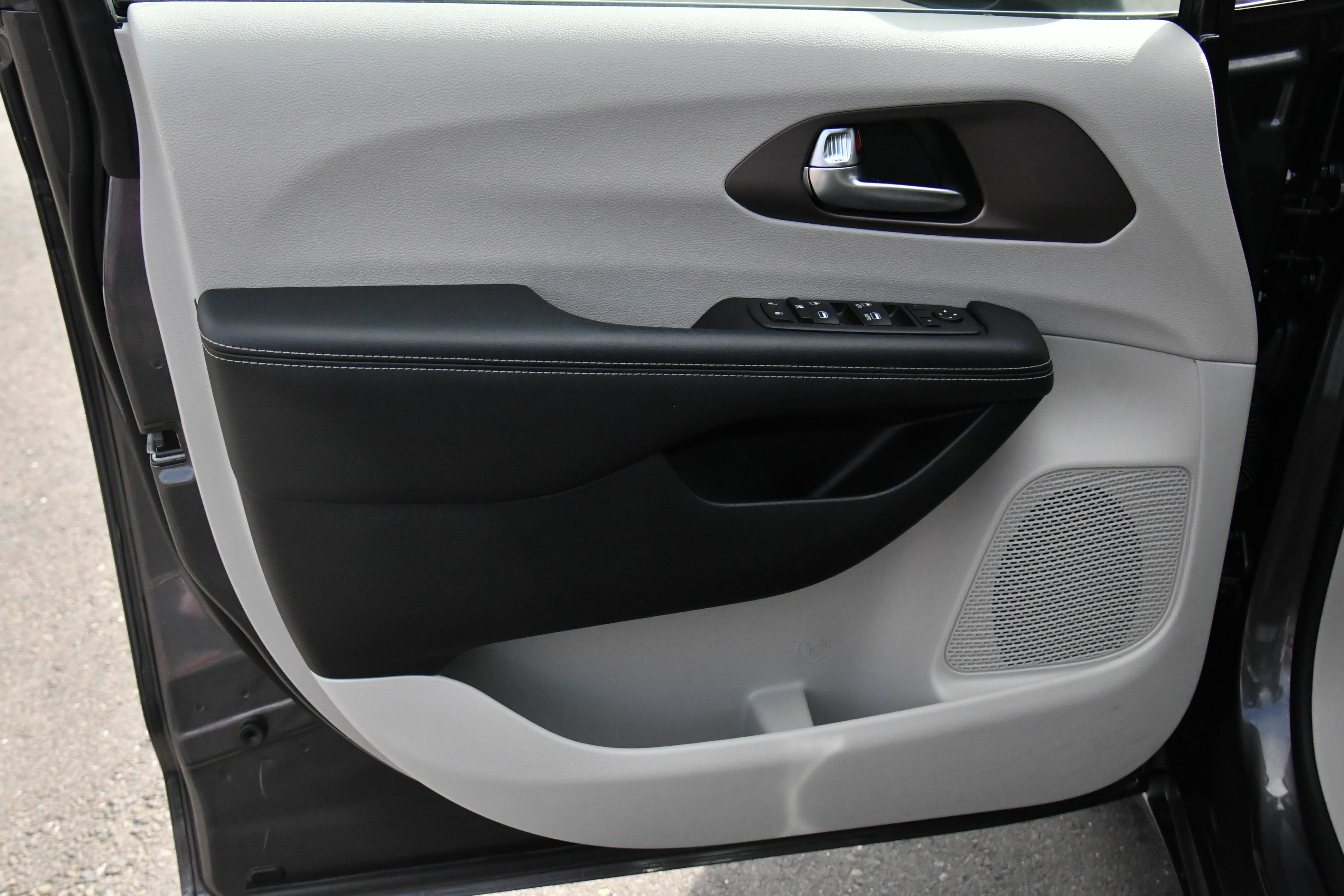 Used 2023 Chrysler Voyager LX FWD image 13