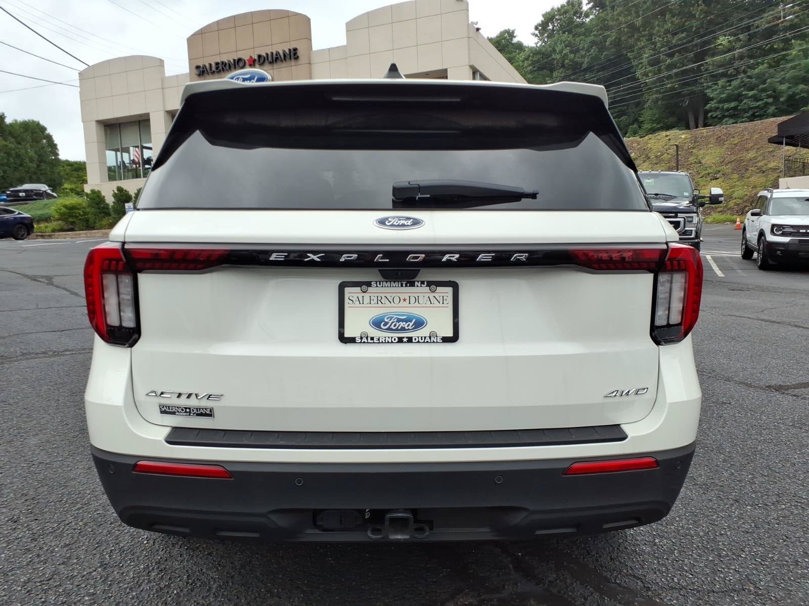 Used 2025 Ford Explorer Active AWD/4WD image 4