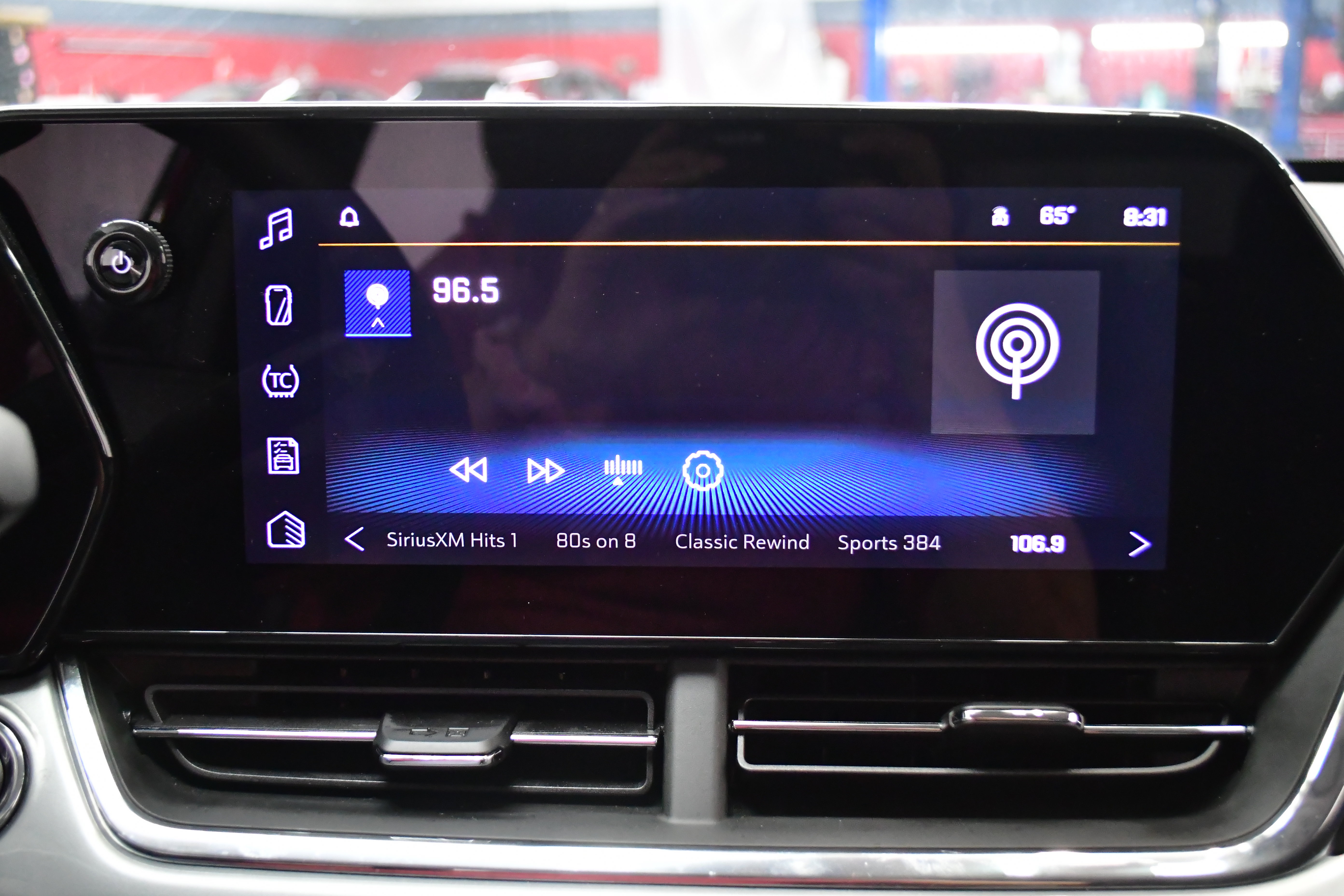 Used 2025 Chevrolet Trax LT w/ LT Convenience Package image 39