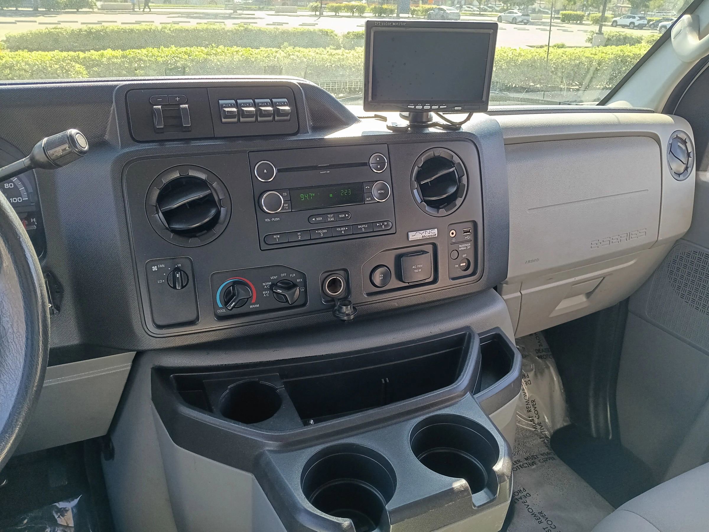 Used 2013 Ford E-450 and Econoline 450 Super Duty w/ Interior Upgrade Pkg RWD image 29