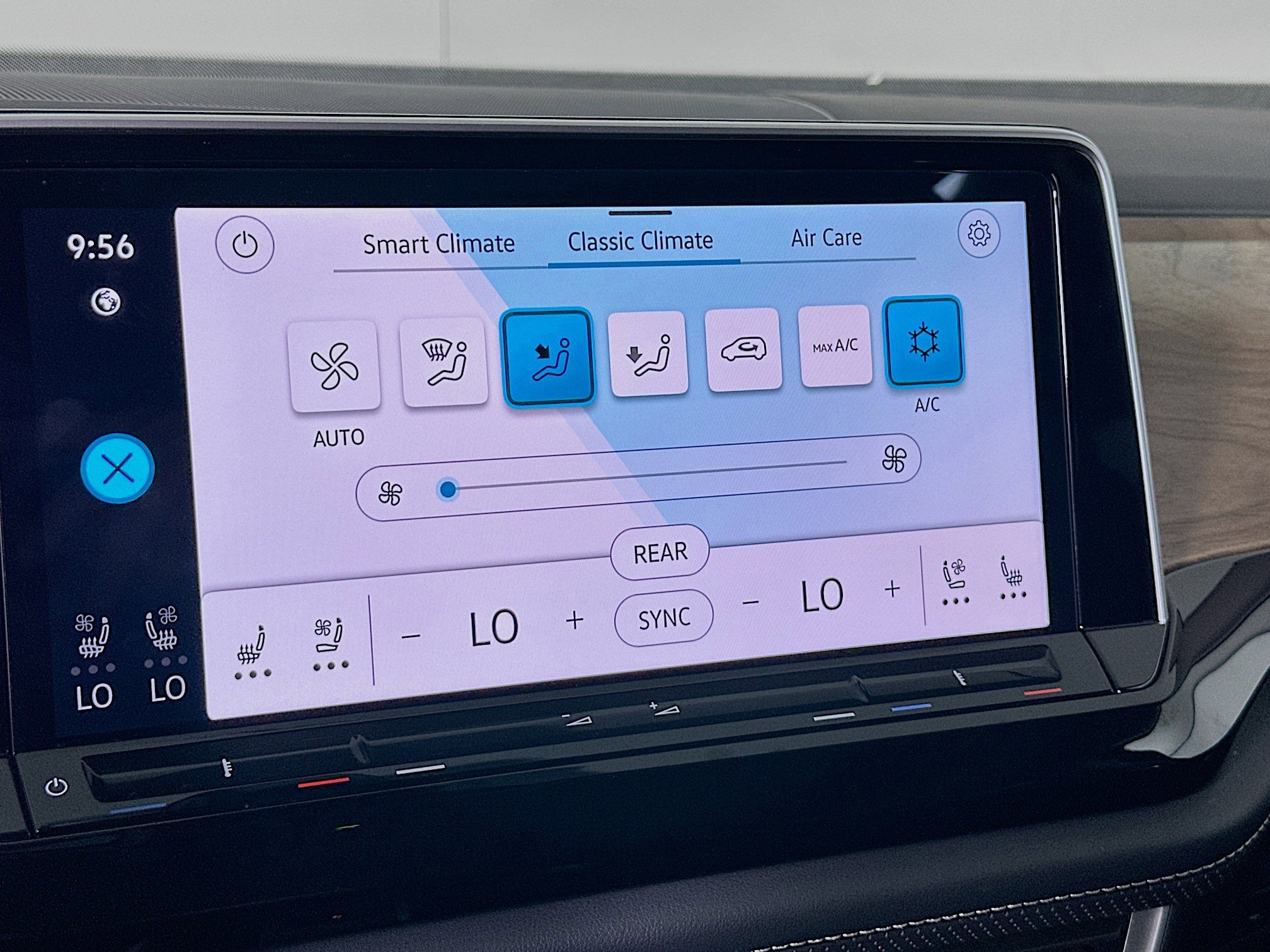 Used 2024 Volkswagen Atlas SE image 24