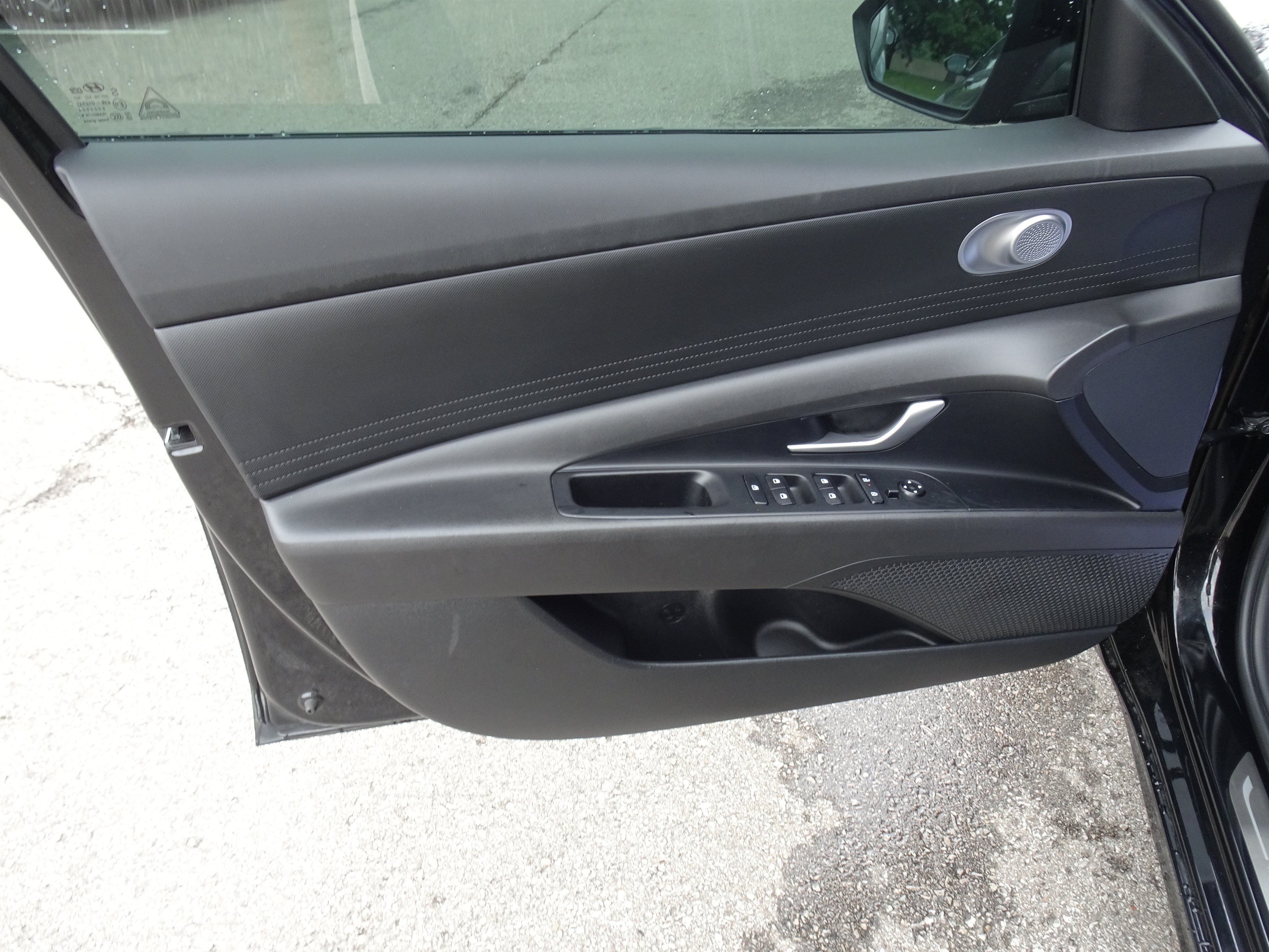 Used 2024 Hyundai Elantra SE FWD image 11