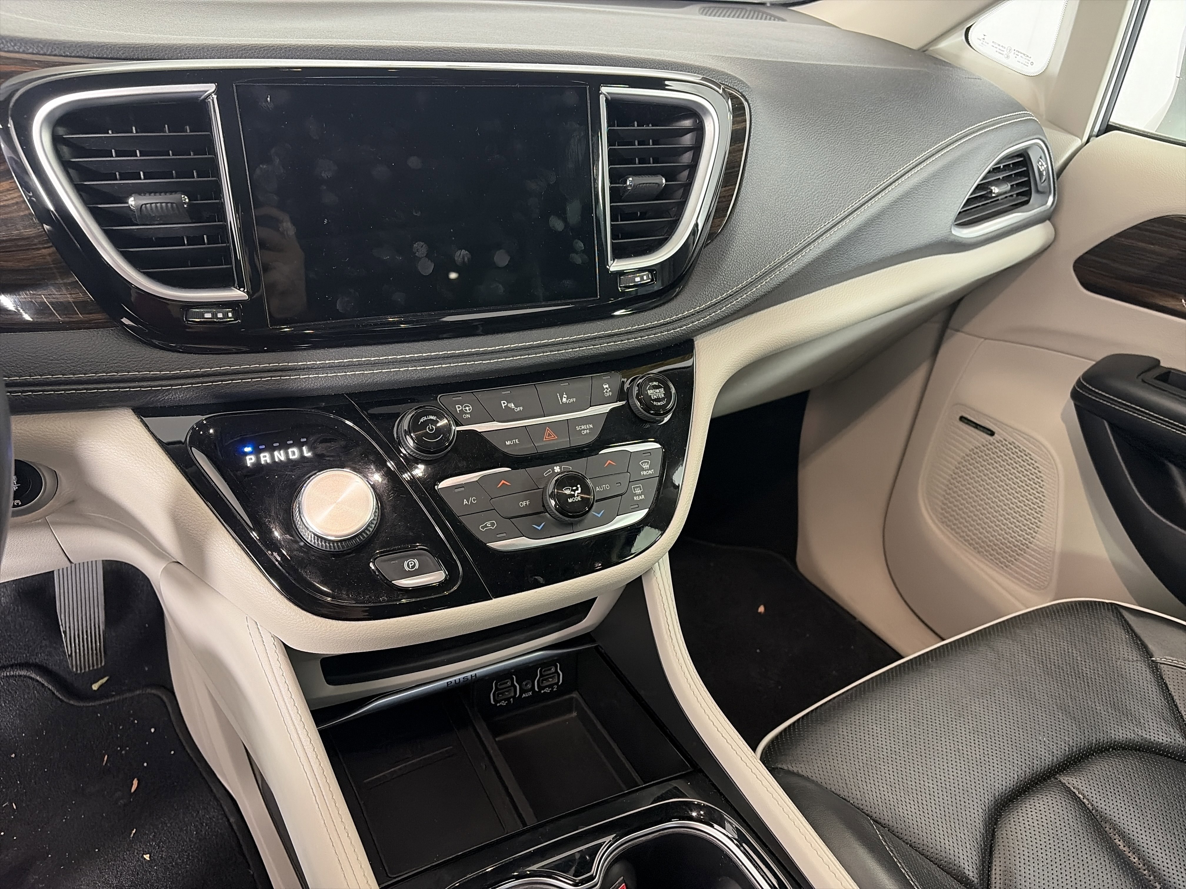 Used 2022 Chrysler Pacifica Limited image 4