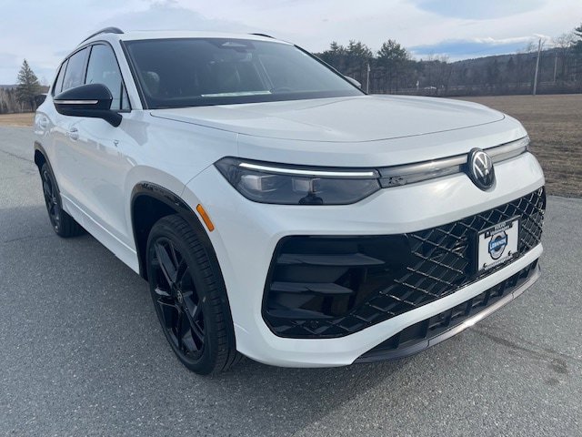 New 2025 Volkswagen Tiguan SE R-Line image 3