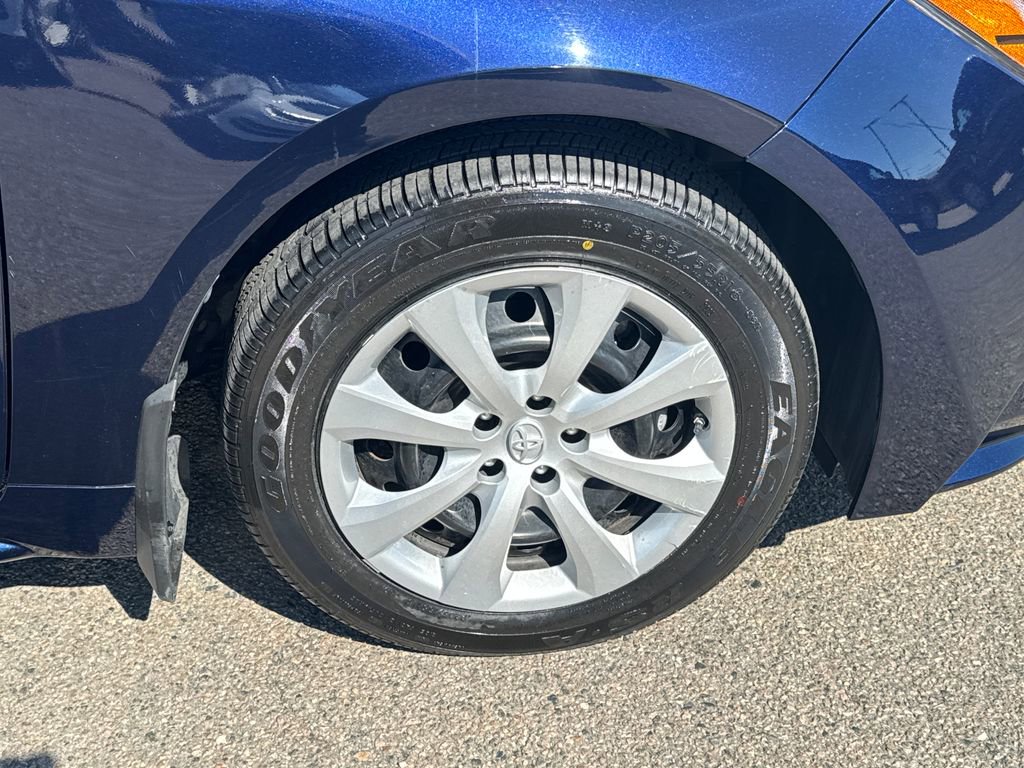 Used 2022 Toyota Corolla LE FWD image 41