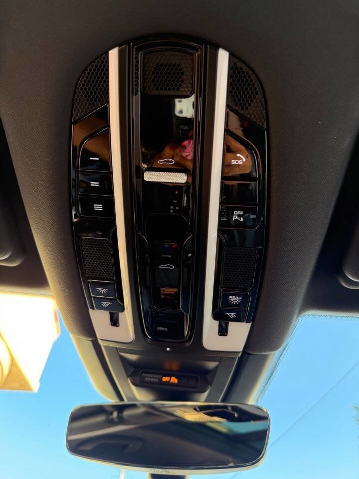 Used 2019 Porsche Cayenne w/ Premium Package image 22