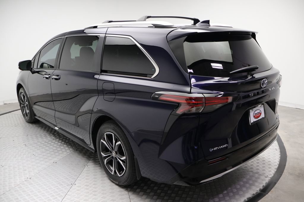 Certified 2025 Toyota Sienna Platinum image 11