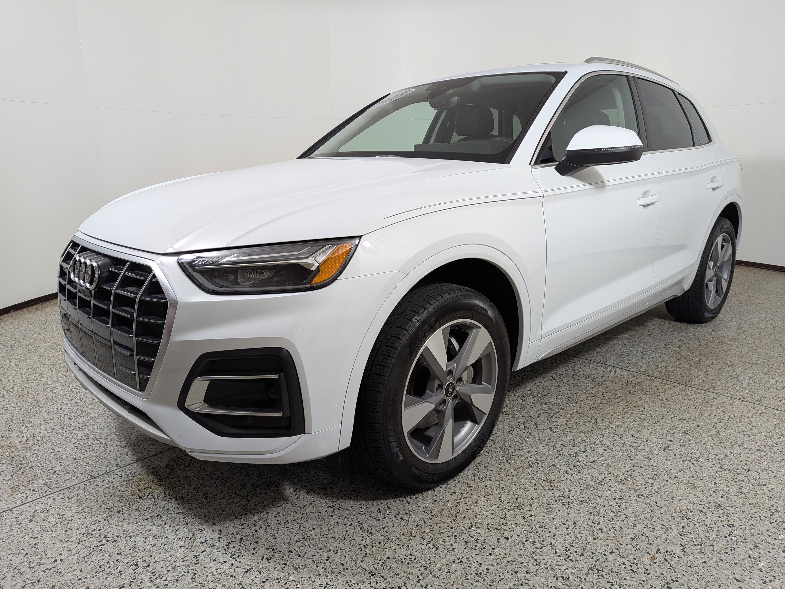 Used 2023 Audi Q5 2.0T Premium Plus w/ Premium Plus Package AWD/4WD image 3