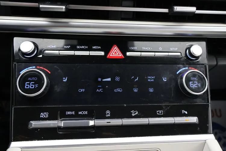 Used 2024 Hyundai Santa Fe SEL FWD image 33