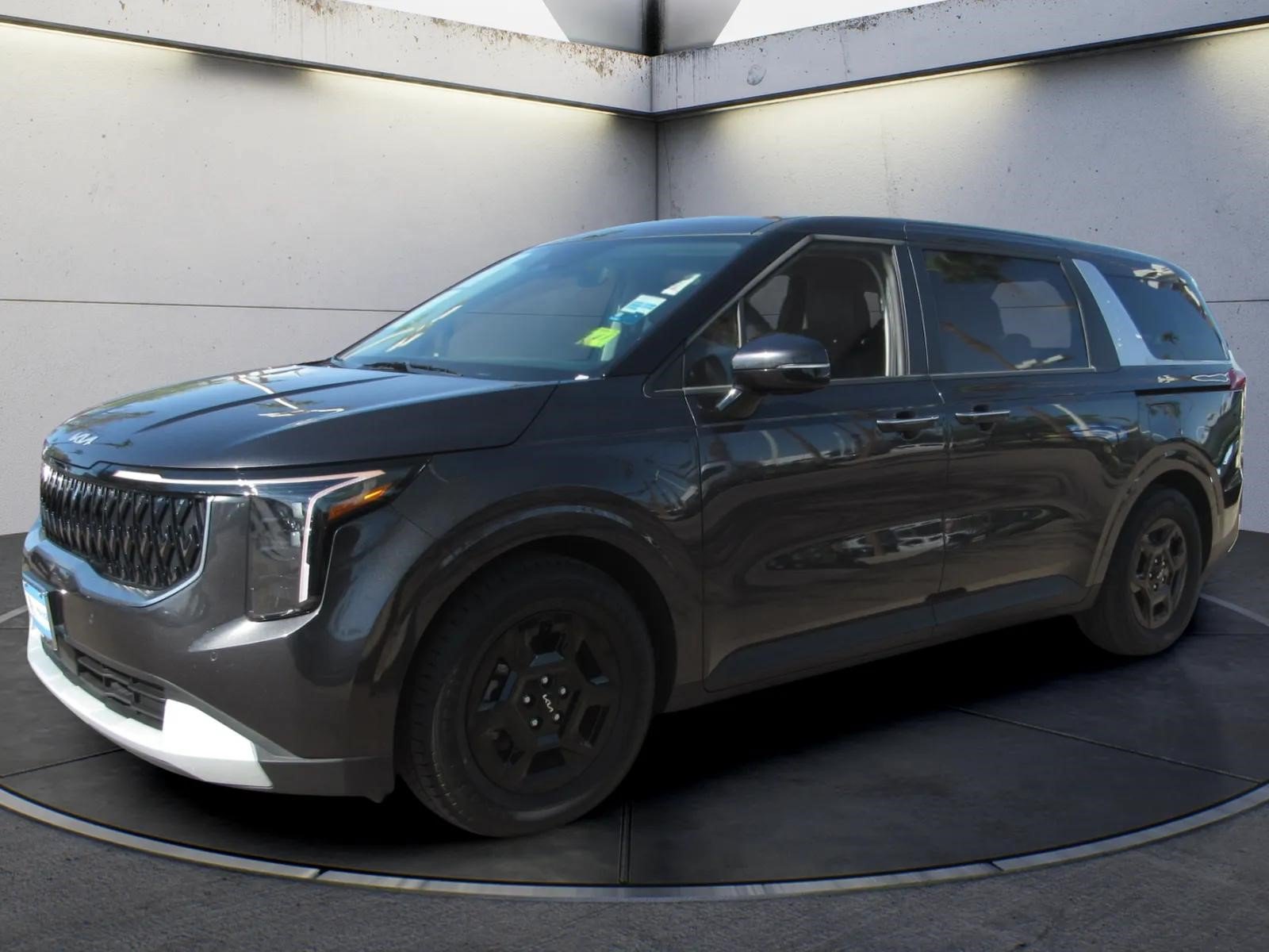 Used 2025 Kia Carnival FWD image 1