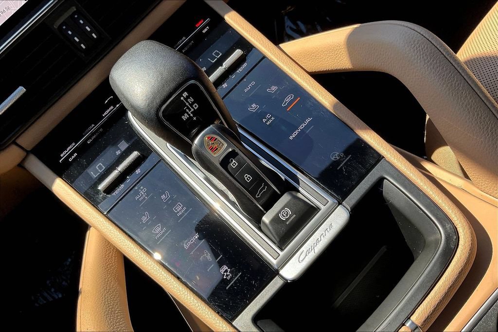 Used 2022 Porsche Cayenne AWD/4WD image 33