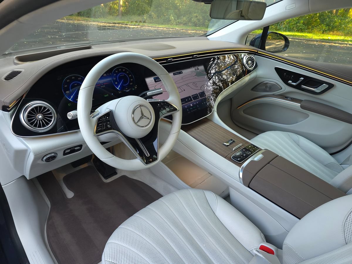 Used 2023 Mercedes-Benz EQS 580 4MATIC Sedan image 2