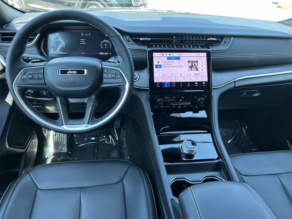 Used 2025 Jeep Grand Cherokee Limited w/ Black Appearance Package image 7