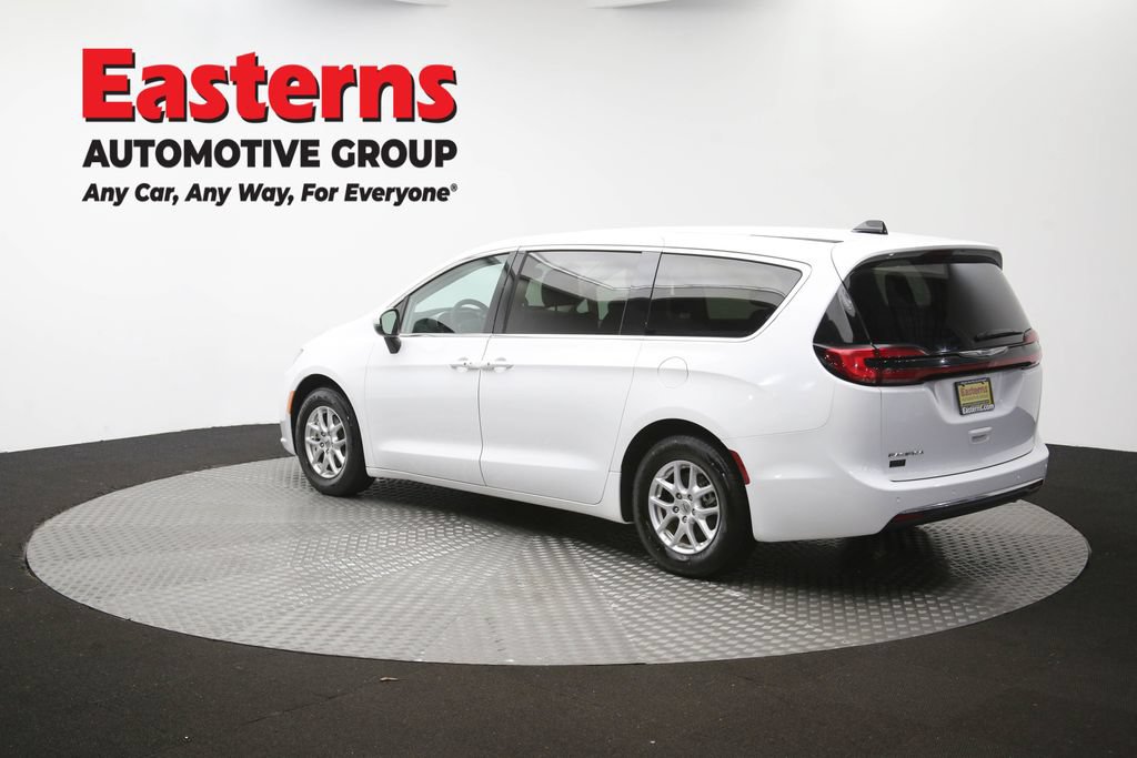 Used 2023 Chrysler Pacifica Touring-L FWD image 65