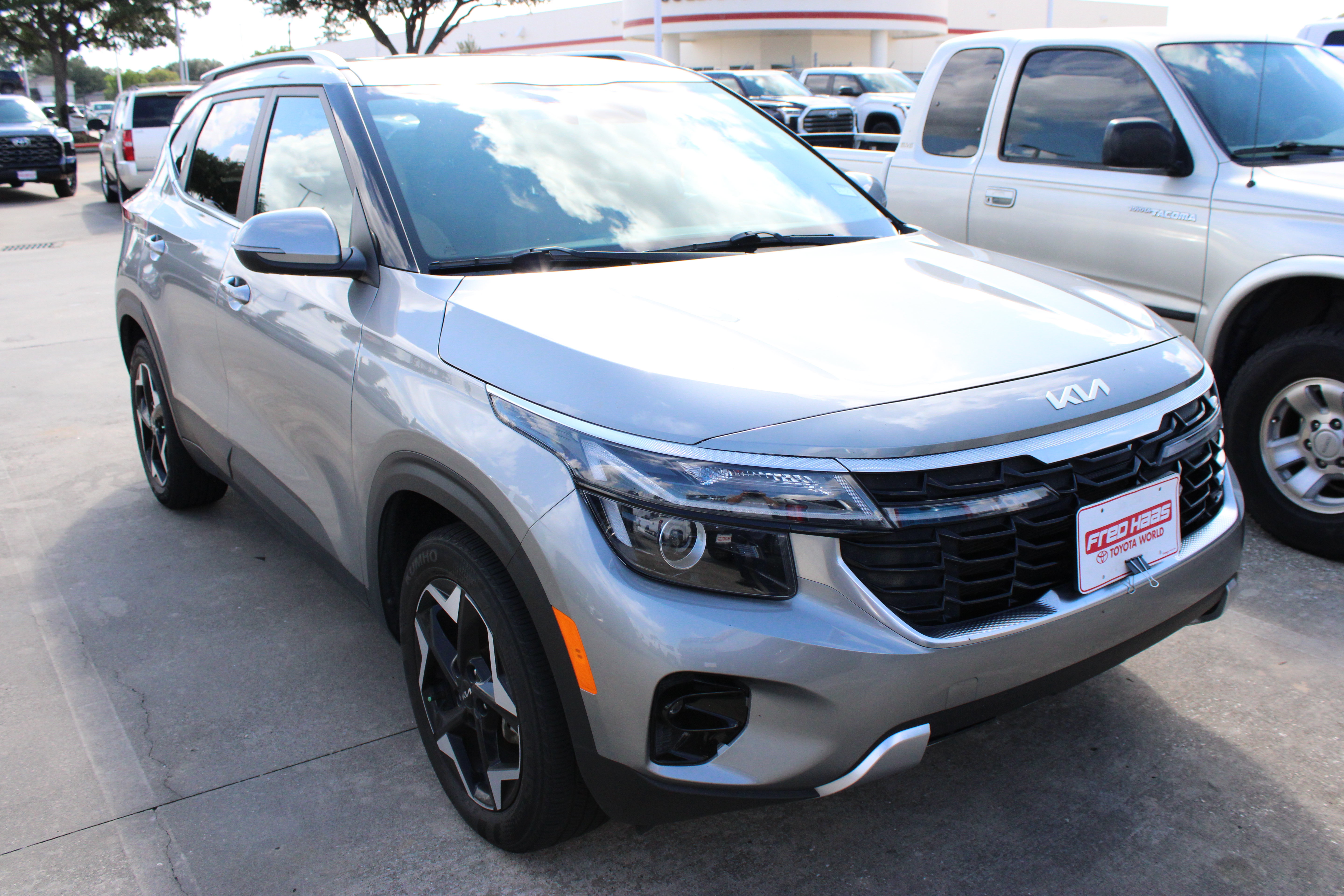 Used 2024 Kia Seltos EX FWD image 2