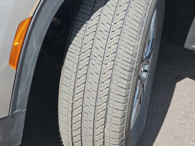 Used 2025 Chevrolet Traverse LT FWD image 11