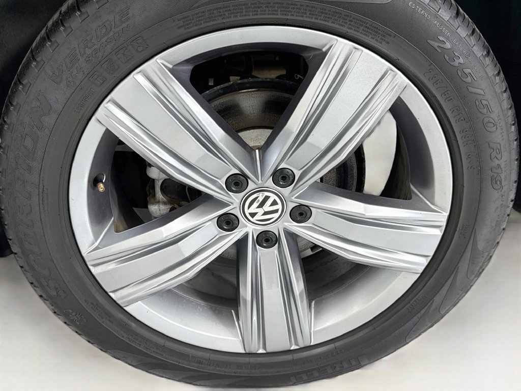 Used 2021 Volkswagen Tiguan SEL FWD image 30