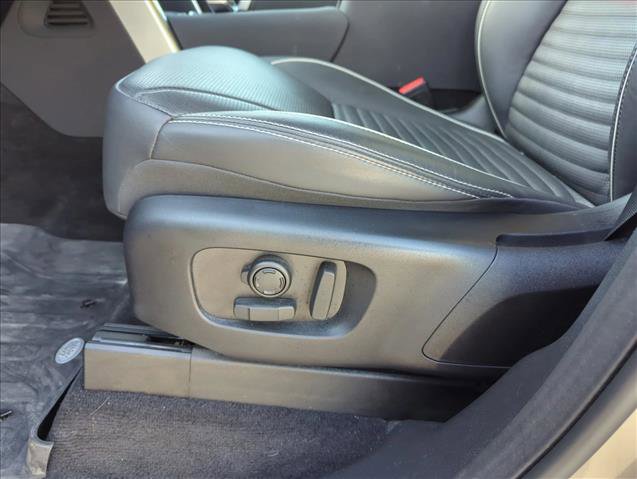 Used 2024 Land Rover Discovery Dynamic SE image 10