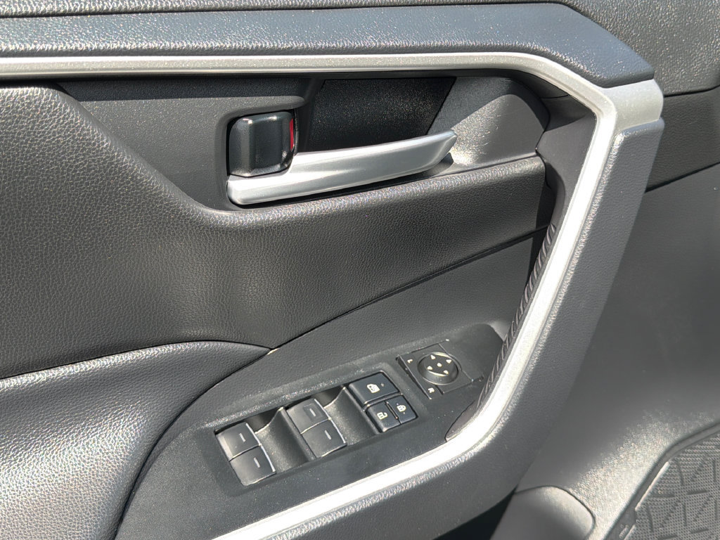 Used 2025 Toyota RAV4 XLE AWD/4WD image 19