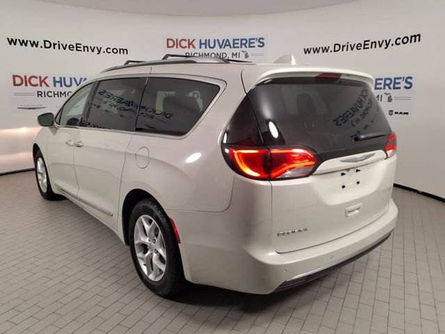 Used 2017 Chrysler Pacifica Touring-L Plus w/ Tire & Wheel Group FWD image 4