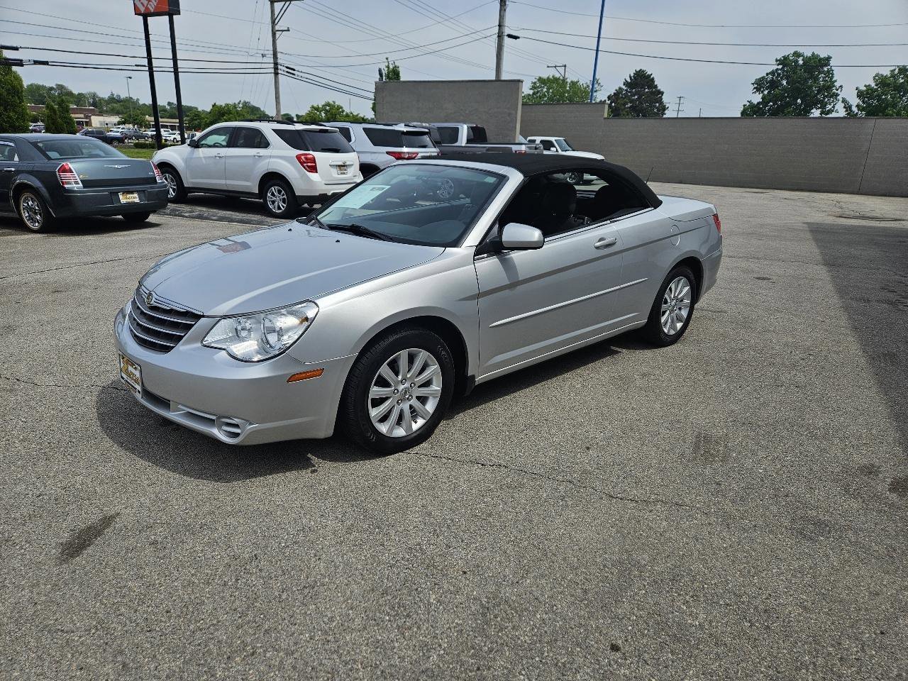 Used 2010 Chrysler Sebring Touring FWD image 2