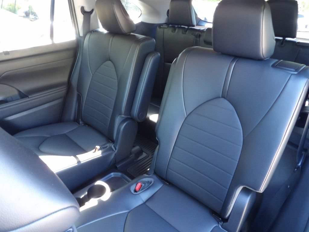 Used 2021 Toyota Highlander XLE FWD image 23