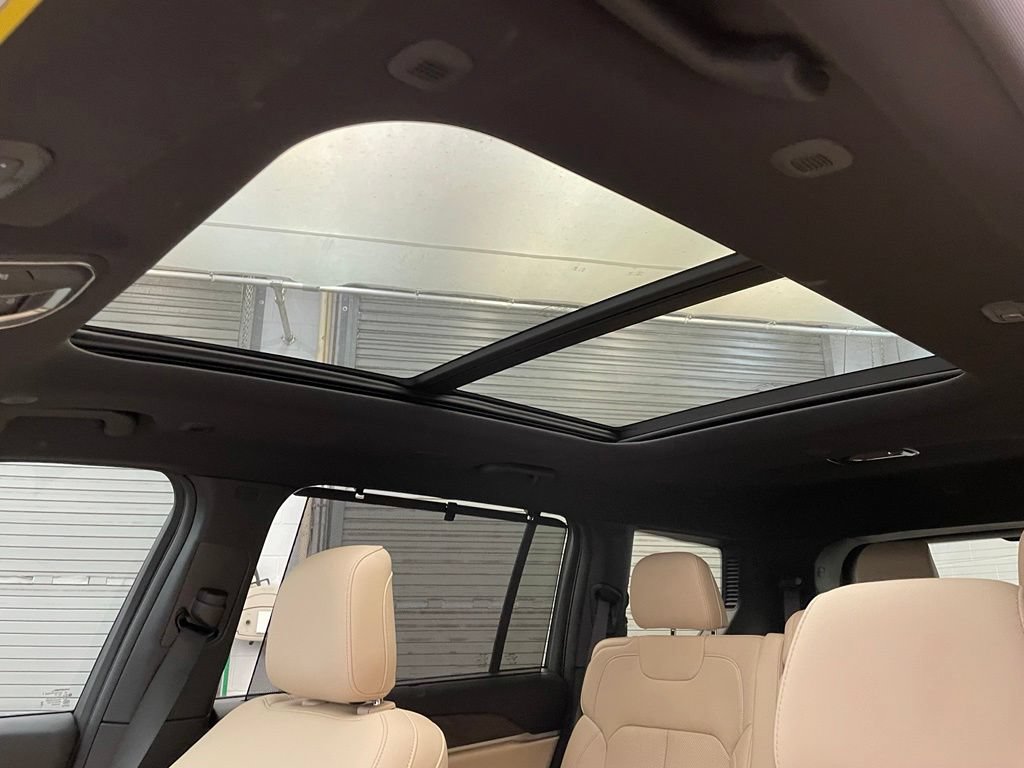 New 2025 Jeep Grand Cherokee L Limited w/ Luxury Tech Group II AWD/4WD image 16