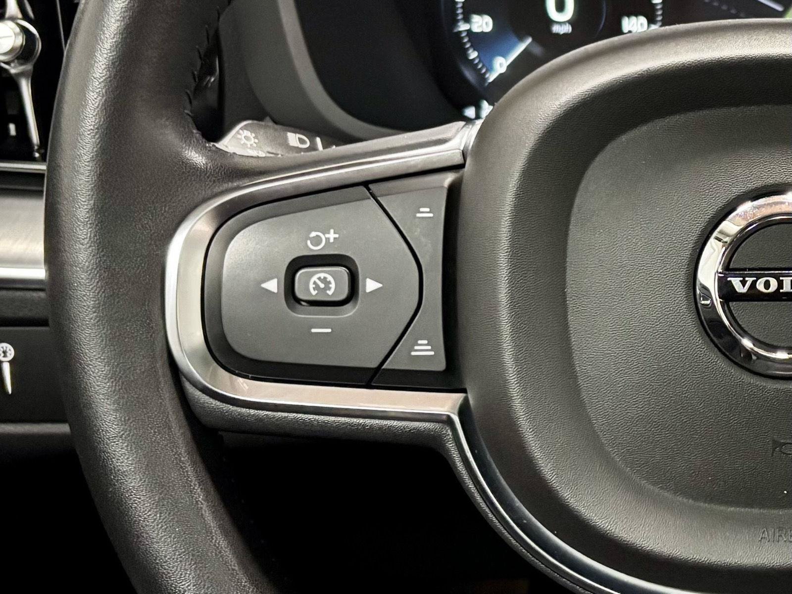 Used 2019 Volvo XC60 T5 Momentum w/ Multimedia Package AWD/4WD image 24